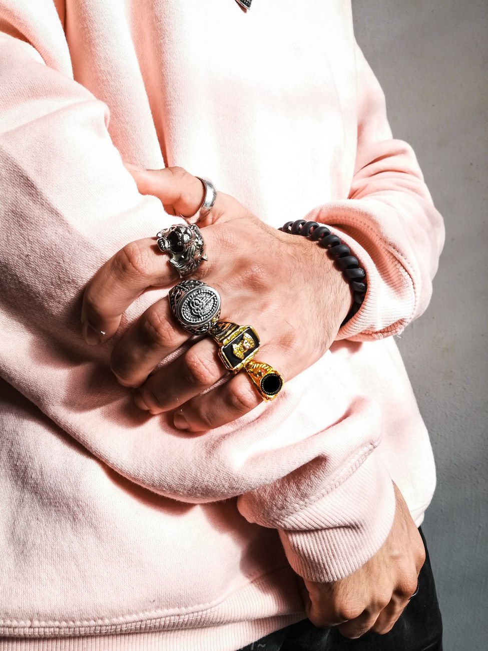 Brățări și accesorii care completează look-ul masculin