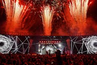 在充满活力的节日音乐会现场，烟花照亮夜空，观众也随之活跃起来