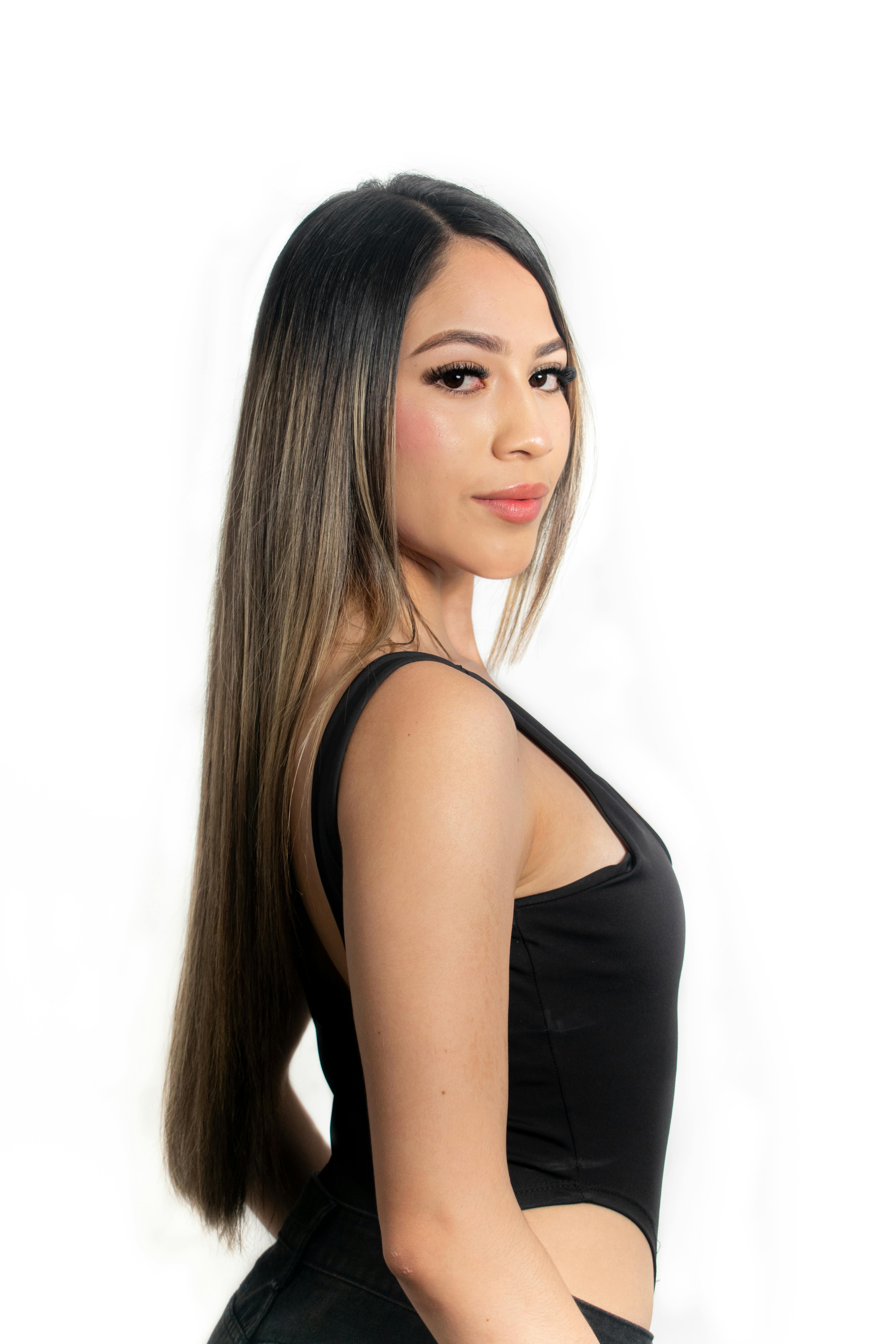 bezplatná Stylový portrét mladé ženy s dlouhými vlasy v černém topu, představující módu a krásu. Základová fotografie