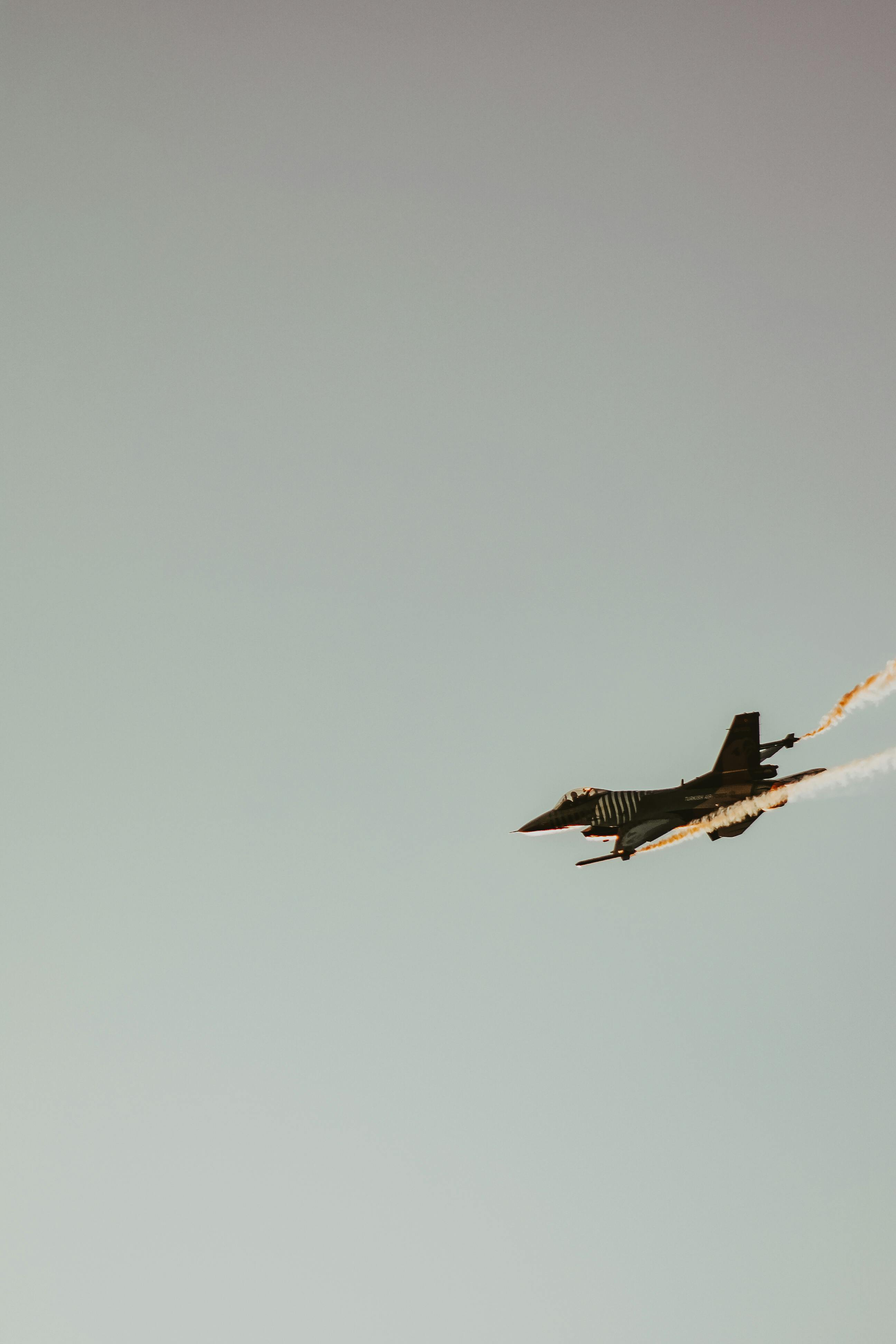 Gratis Un jet militare che vola con scie di condensazione nel cielo, a dimostrazione della sua abilità nell'aviazione. Foto a disposizione