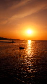 Golden sunset reflecting over the sea in Yalova, Türkiye, creating a peaceful and picturesque view.