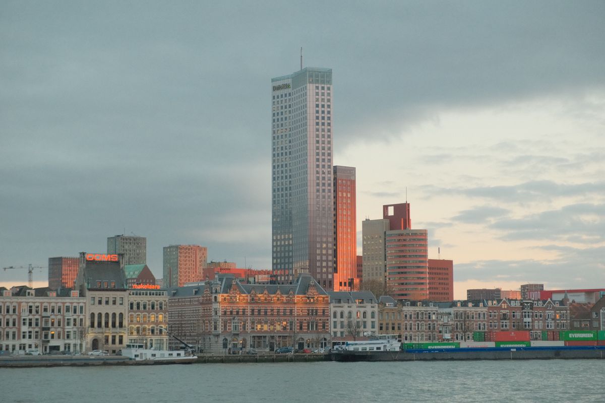 Casele de pe Noordereiland și turnurile Rotterdamului, în amurg
