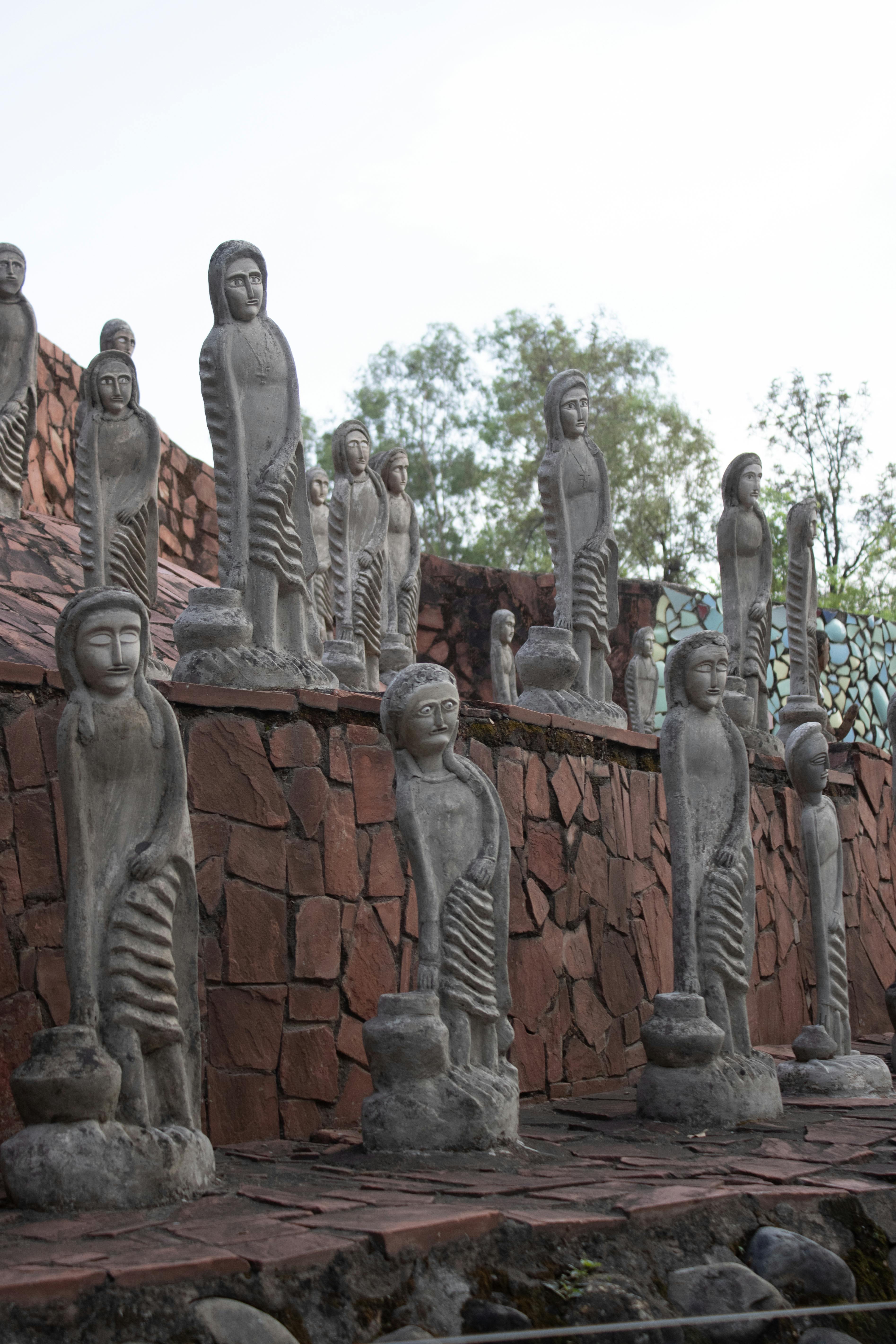 Gratis Statue in pietra nel Chandigarh Rock Garden che mostrano uno stile artistico brutalista unico. Foto a disposizione
