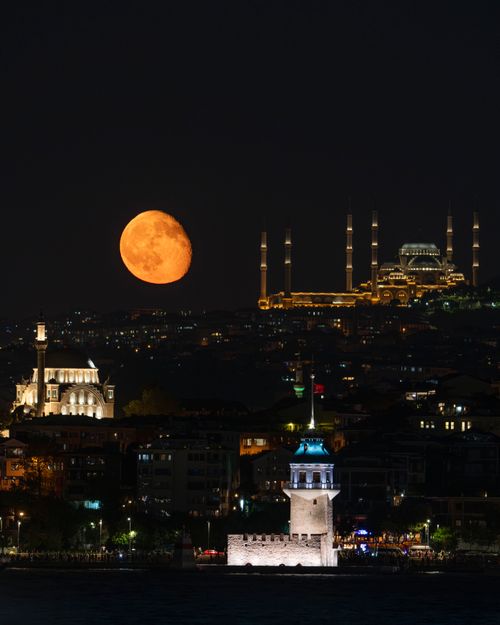 Free Full moon rising over Istanbul's iconic skyline, featuring mosques and Maiden's Tower. Stock Photo