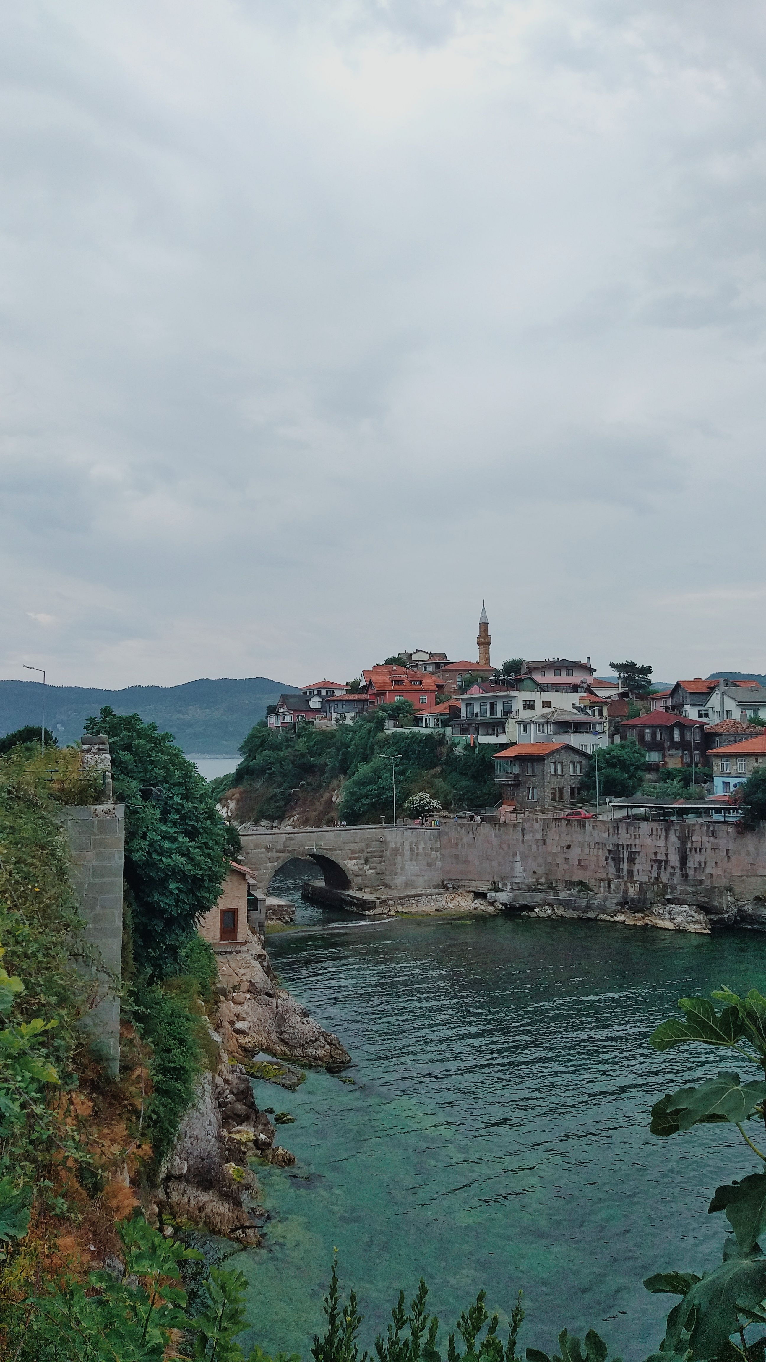 scenic-view-of-amasra-harbor-in-t-rkiye-free-stock-photo