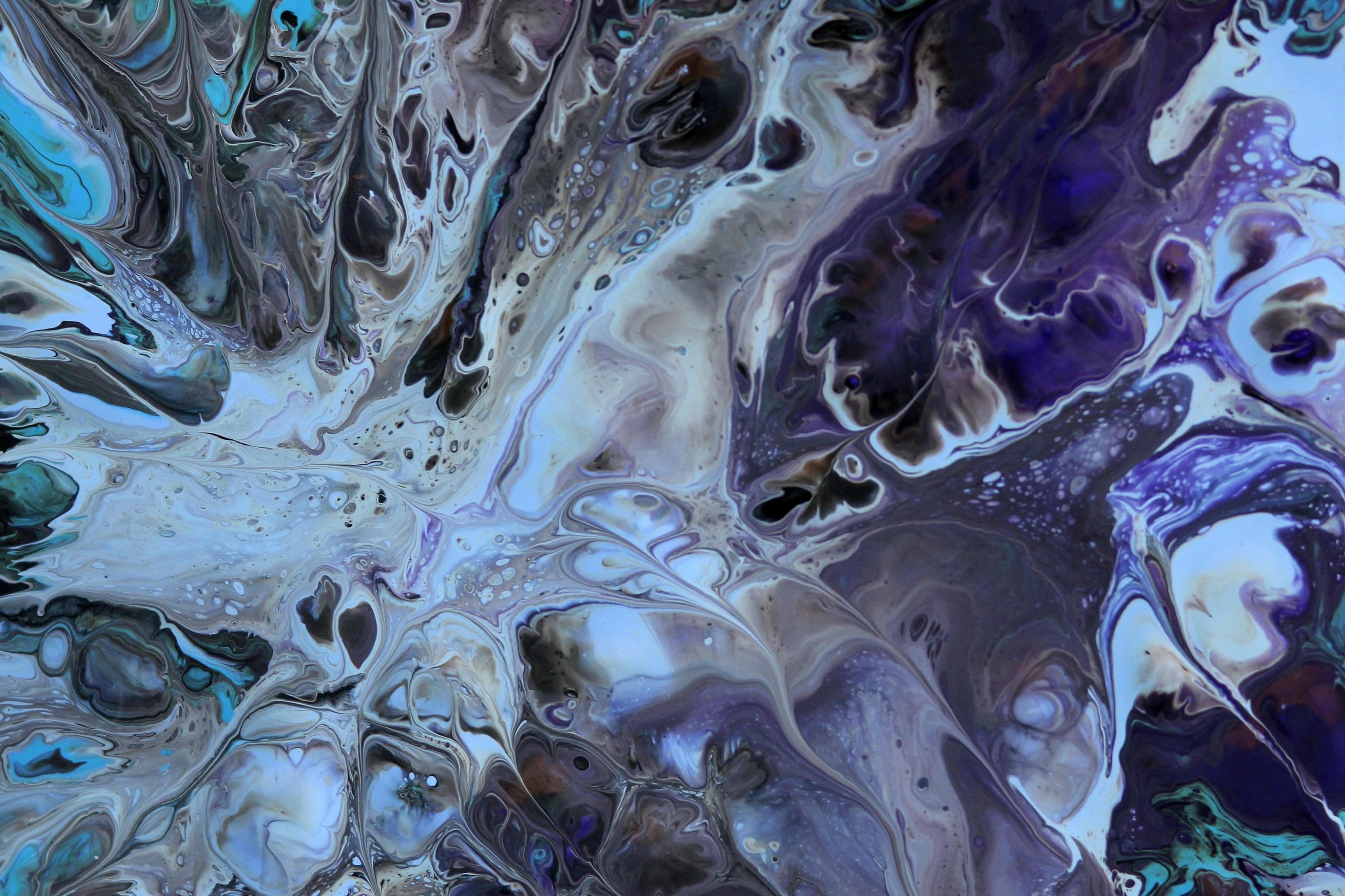 Kostenlos Farbenfrohe, abstrakte, fließende Kunst mit violetten, blauen und weißen Wirbeln, die ein faszinierendes Muster erzeugen. Stock-Foto