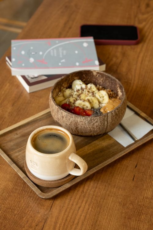 Smoothie bowl épais garni de fruits frais, granola et graines