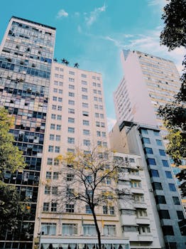 低角度镜头下的城市环境中，高层建筑与充满活力的蓝天相映成趣