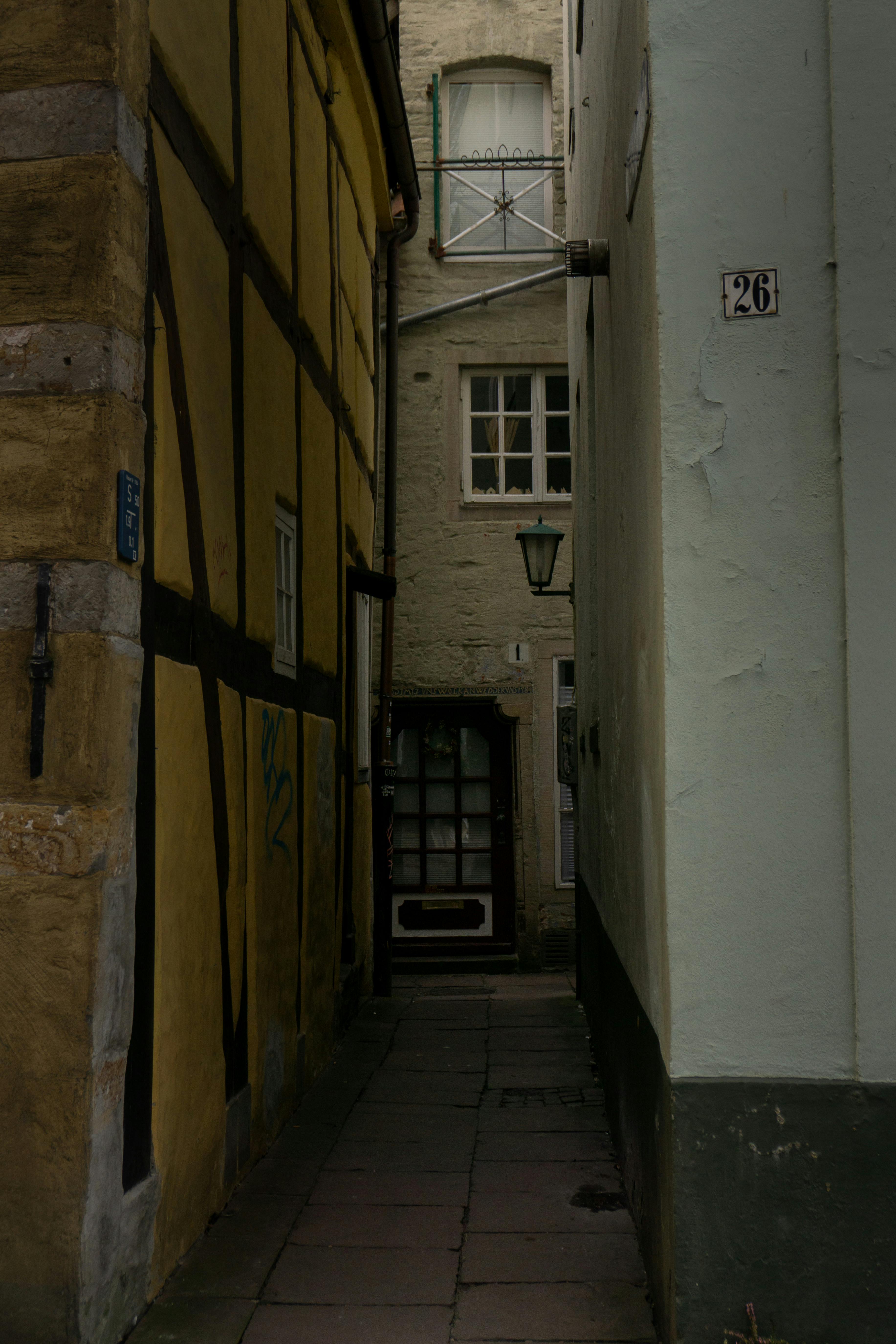 Ilmainen Tutustu viehättävään kapeaan kujaan vanhan arkkitehtuurin keskellä Bremenissä, Saksassa. Kuvapankkikuva