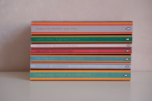 Oude boeken in een bibliotheek