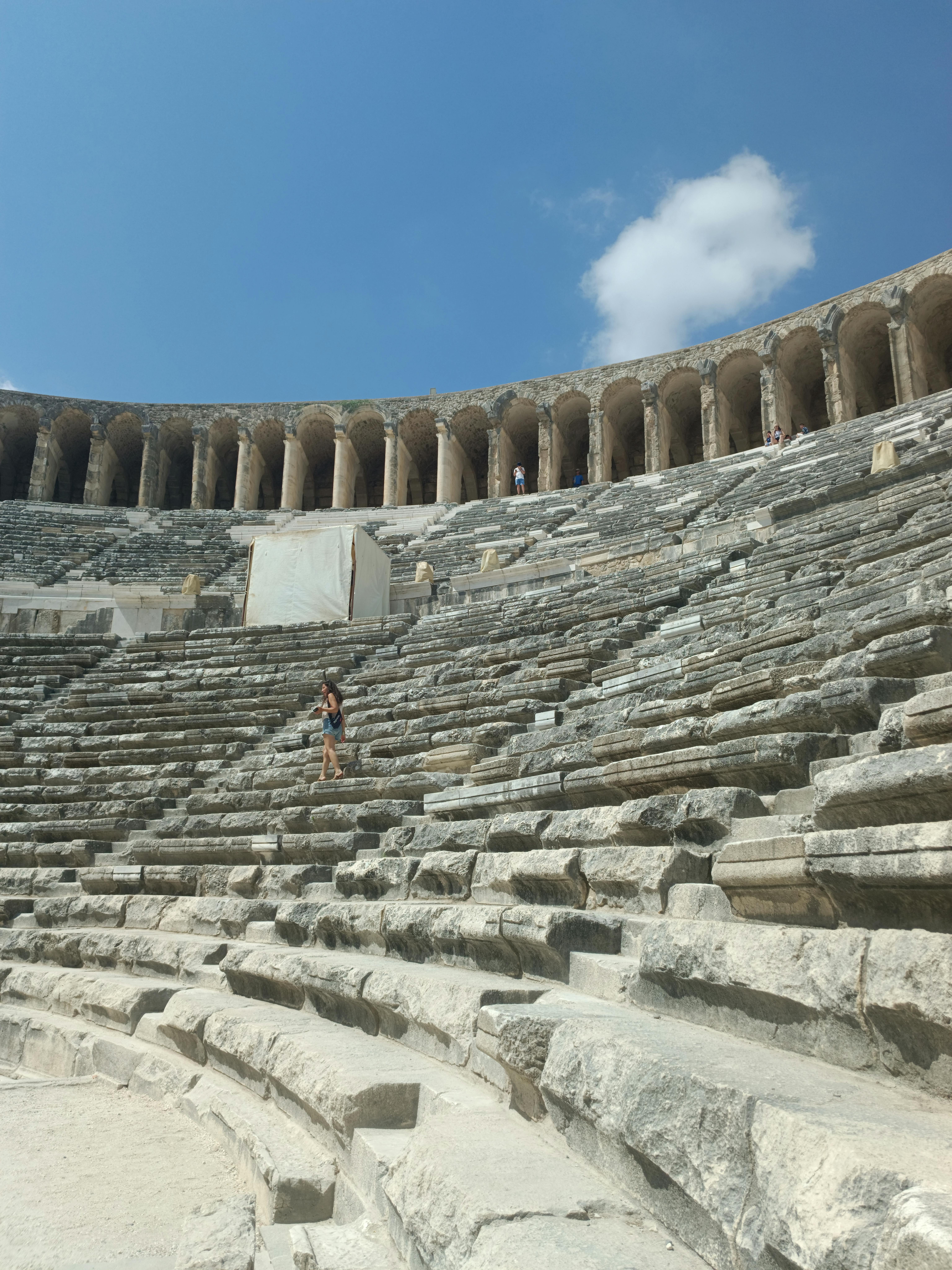 Ücretsiz Güneşli bir günde Türkiye'nin Aspendos kentindeki antik Roma amfi tiyatrosunun korunmuş kalıntılarını keşfedin. Stok Fotoğraflar