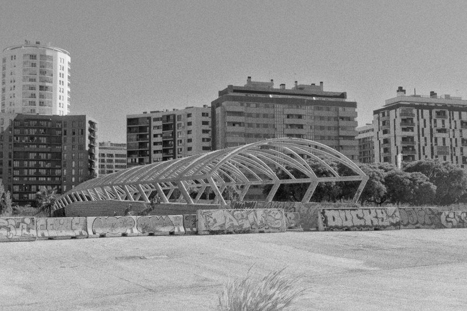 Explora la arquitectura moderna con una fotografía en blanco y negro del paisaje urbano de Valencia.