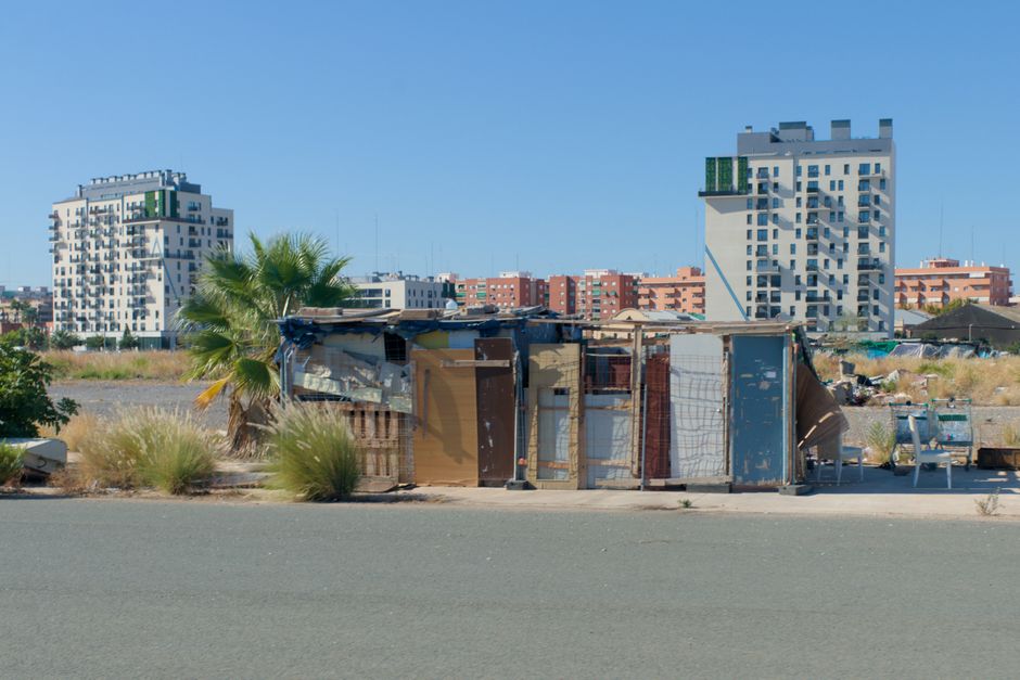 Una chabola improvisada cerca de edificios urbanos en la soleada Valencia.