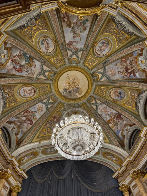Free Luxurious ornate ceiling and chandelier in a grand architectural setting. Stock Photo