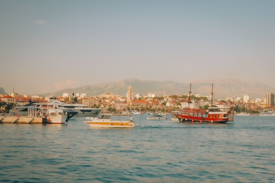 Haven van Split met boten aan de Kroatische kust
