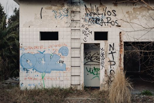 Explore urban decay with vivid graffiti on an abandoned building in Rosario, Argentina.