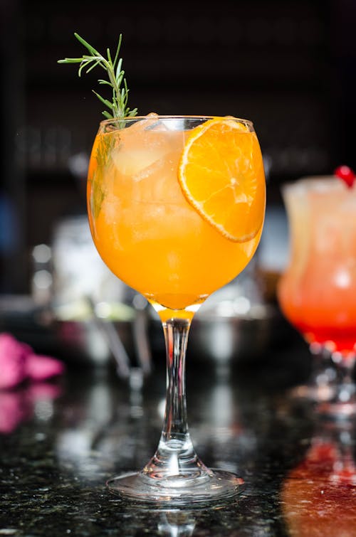 Verre à Boire Sur Pied En Verre Transparent Avec Jus D'orange