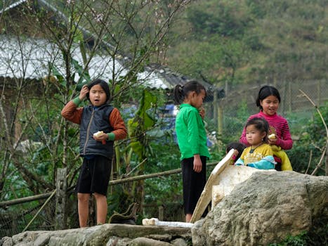 Bambini allegri che giocano nella natura, vivendo avventure all'aria aperta a Lào Cai, Vietnam.