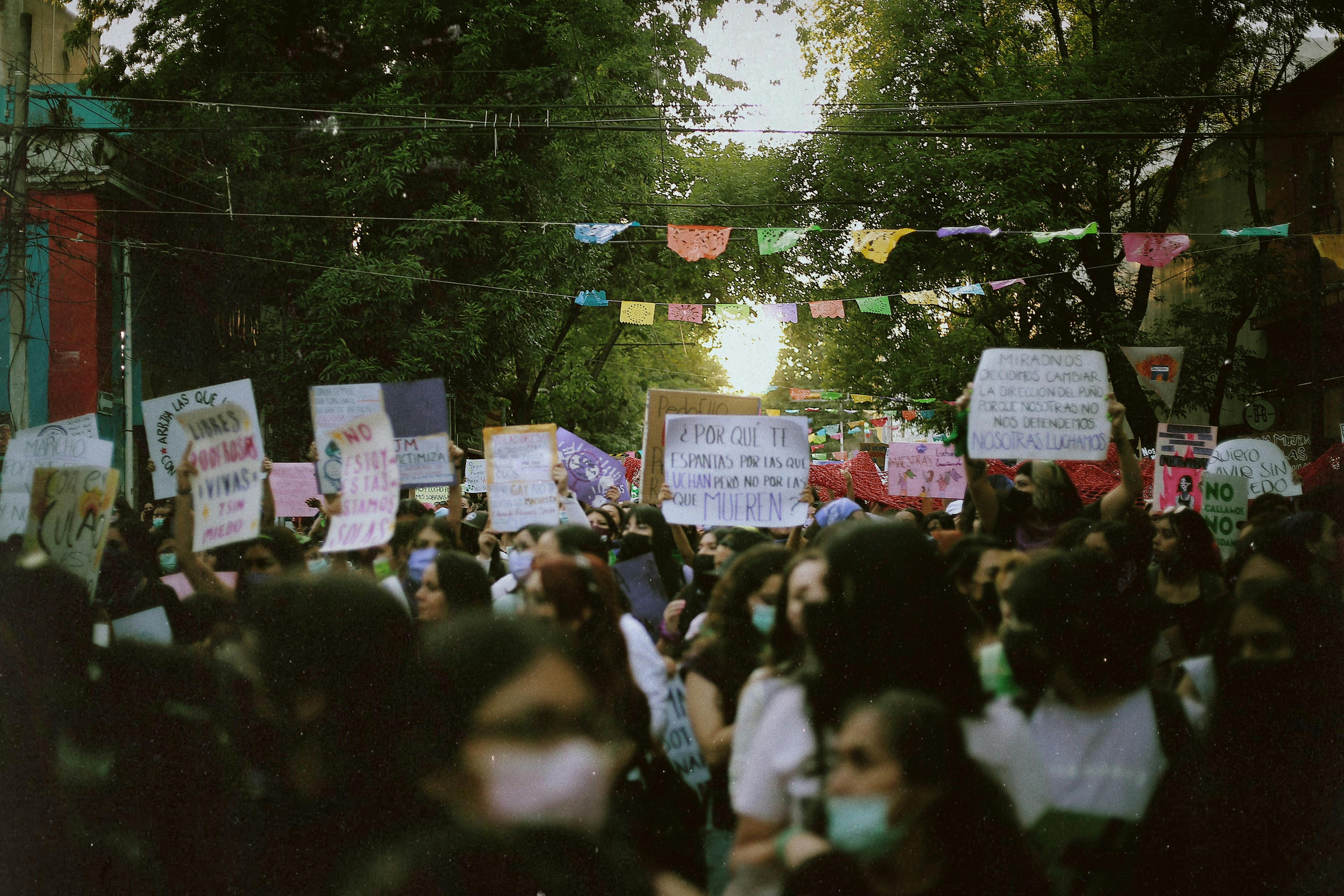 一個小組遊行抗議「100天的不公正」揭露Peronic政治張力