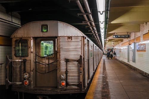 Trem Cinza Na Estação De Metrô