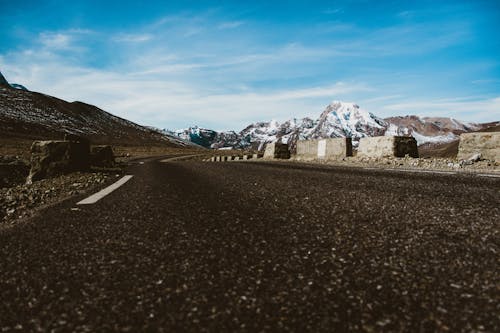 Gratis lagerfoto af asfalt, bjerge, fotografering fra lav vinkel