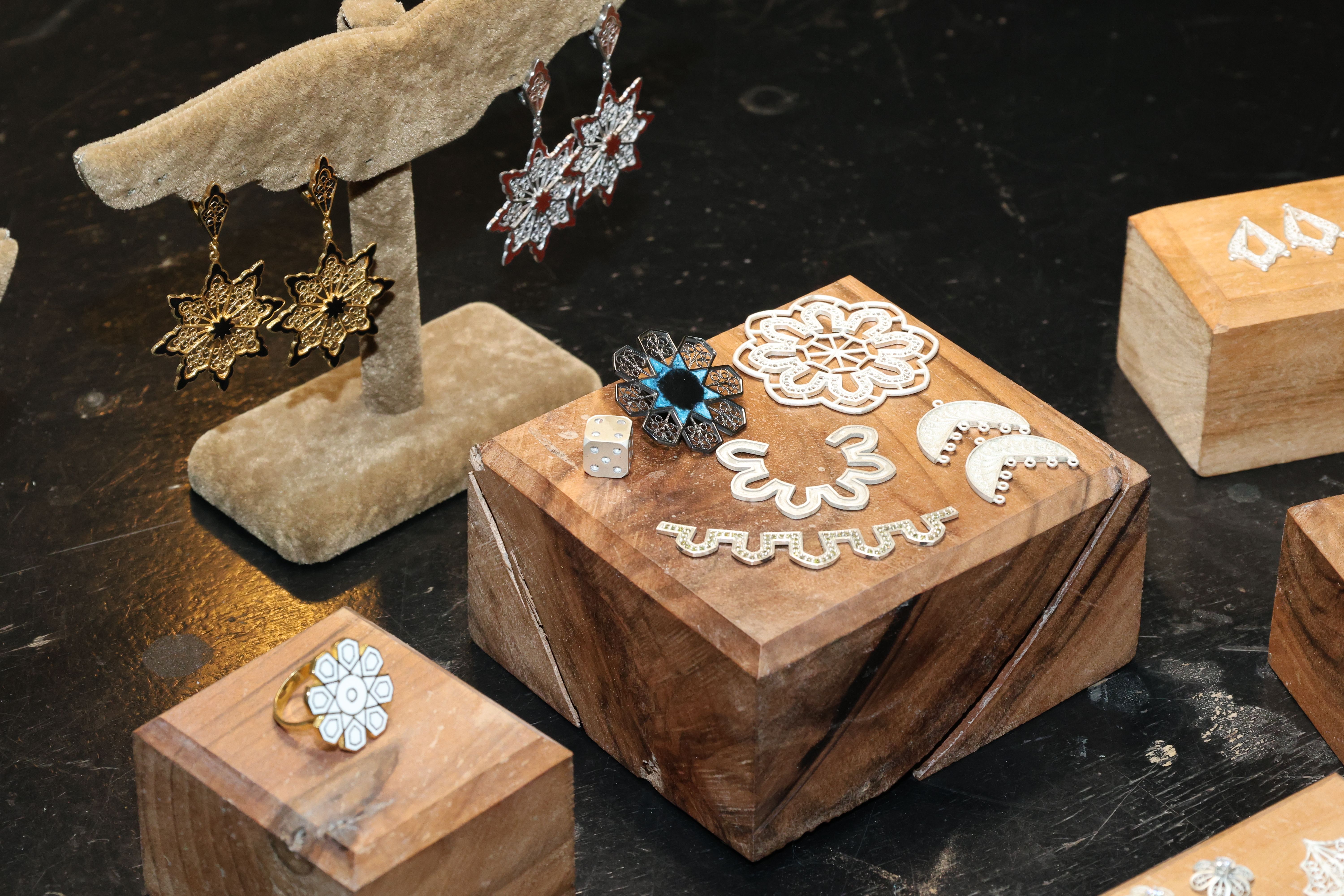 Guide Ultime pour Associer les Bijoux dans un Style Glamour