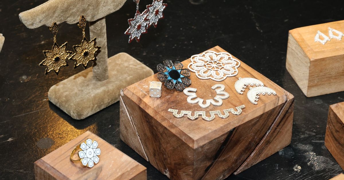 Guide Ultime pour Associer les Bijoux dans un Style Glamour