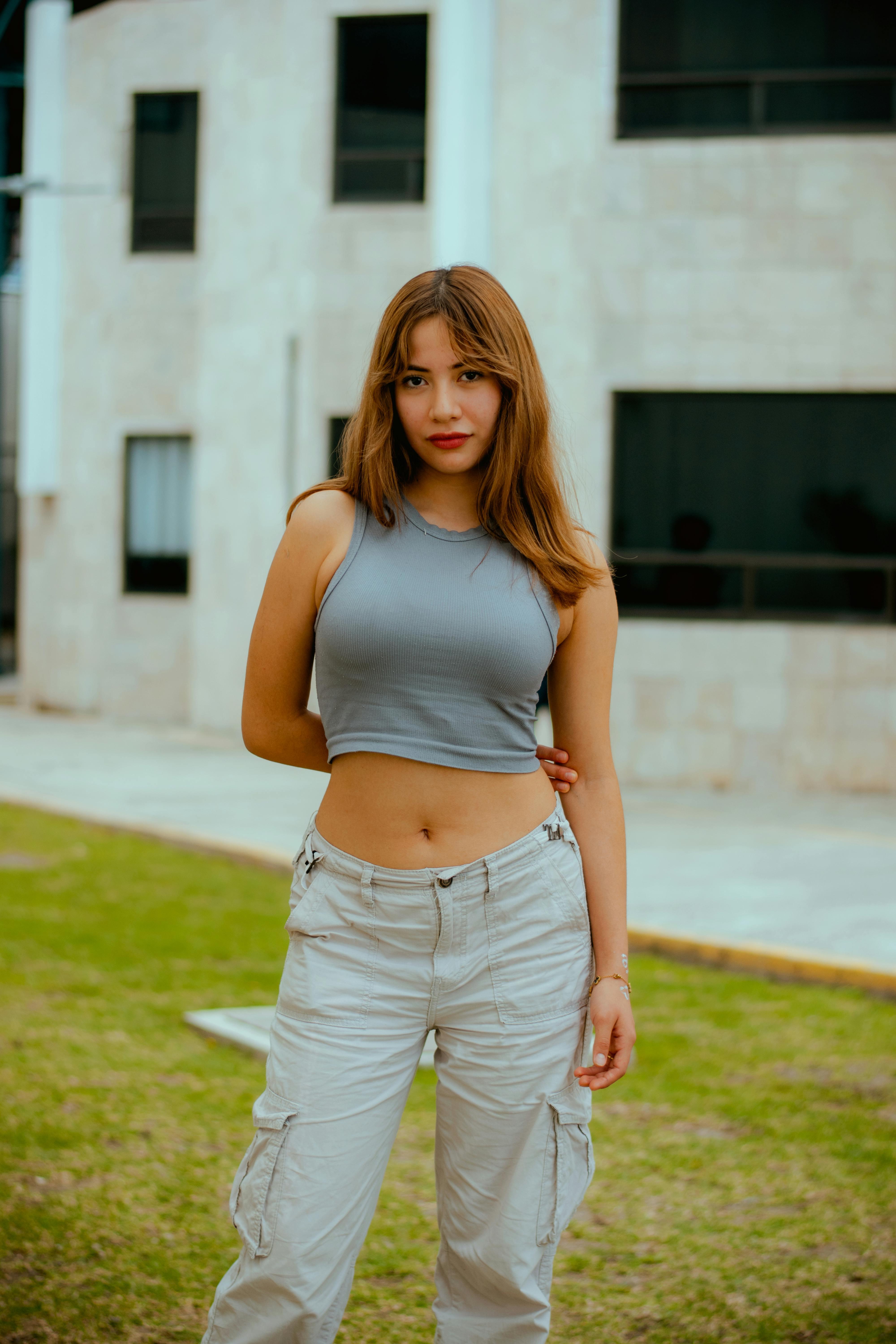 De franc Una dona jove posa elegantment a l'aire lliure a Puebla, Mèxic, amb roba informal. Foto d'estoc