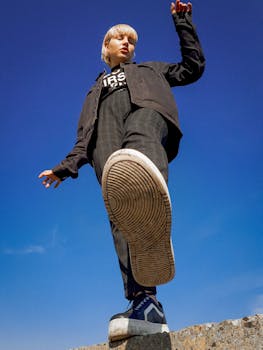 在罗马尼亚巴卡卢，一位自信的女性穿着休闲装，摆出居高临下的姿势