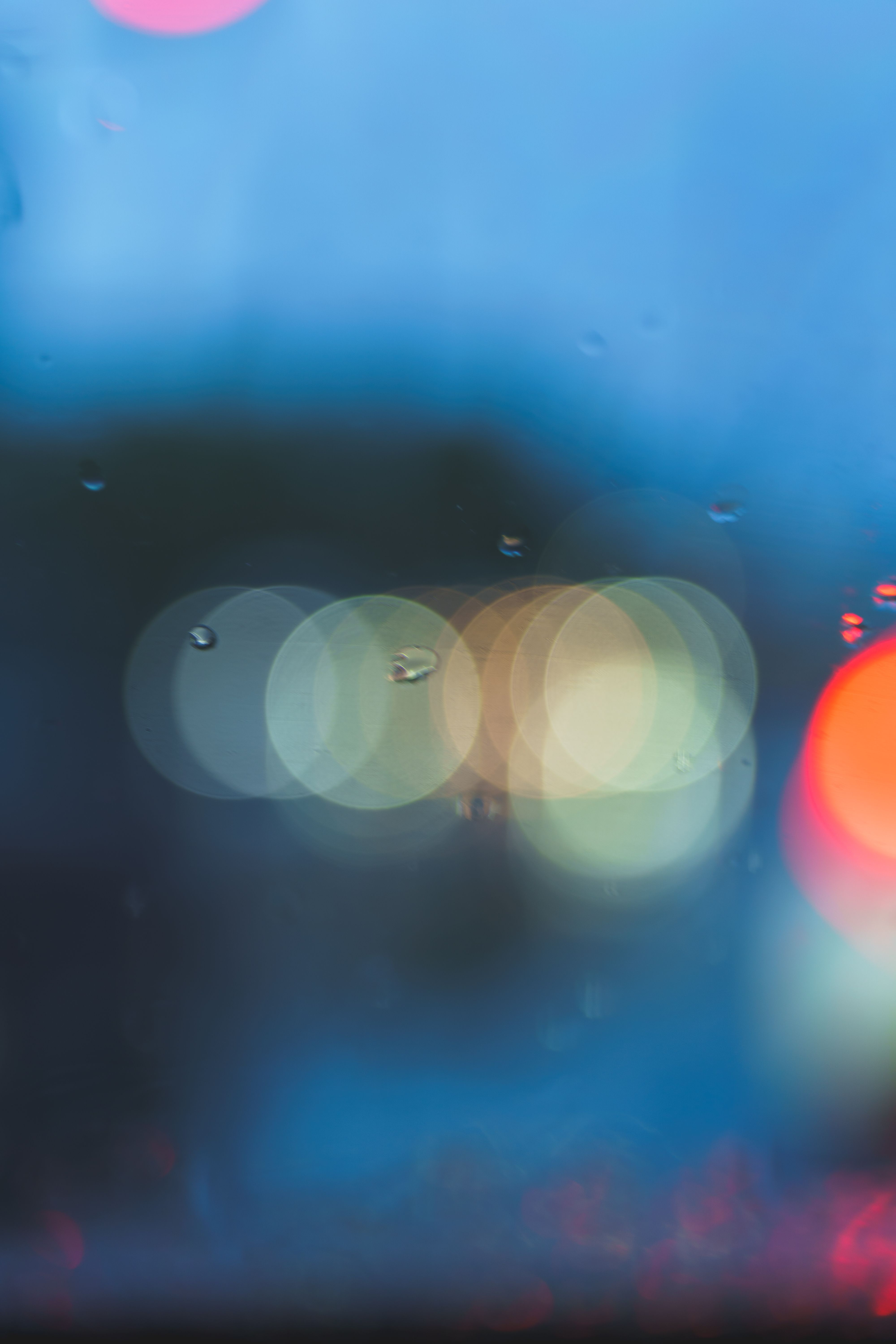 Luces Bokeh Artísticas Y Gotas De Lluvia Al Anochecer ·