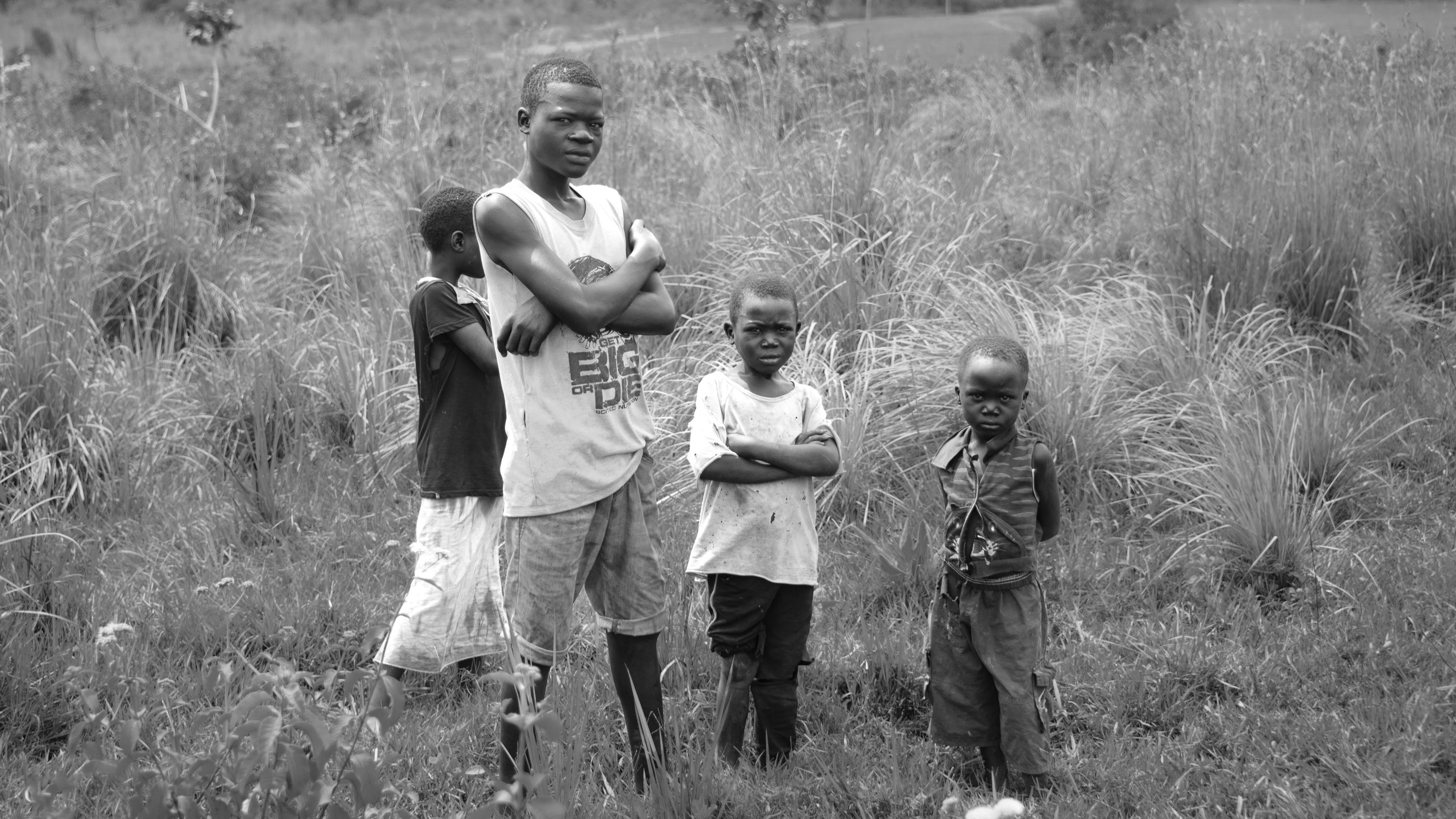 Imajen hatudu ema iha Bunia, Kongu, ho maskira no uniforme médiku, hatudu medu no ansiedade kona-ba surtu Ebola ne'ebé subar 