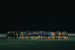 Equipo reunido en el campo de noche — foto de Ollie Craig en Pexels