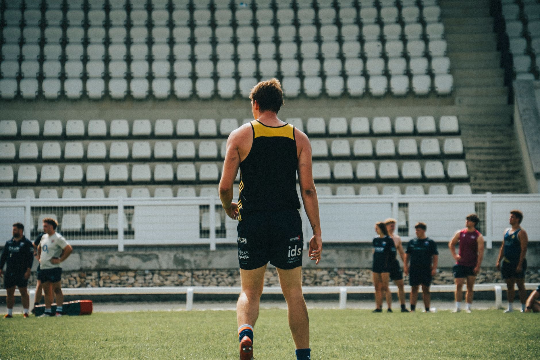 Un grand sportif en pleine séance d'entraînement sur un terrain de sport