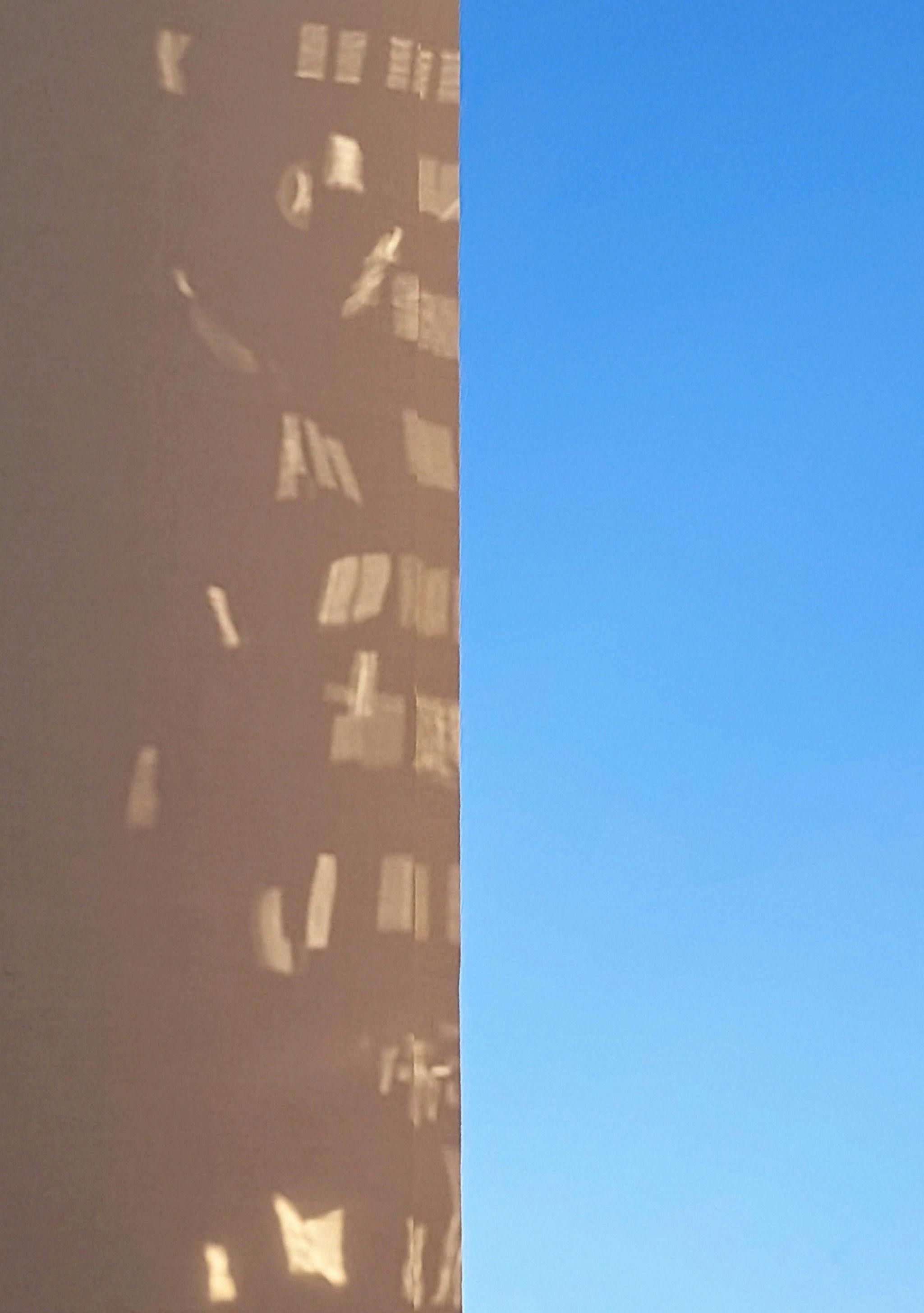 Gratuit Lumina soarelui aruncă umbre abstracte pe peretele unei clădiri cu cer albastru senin în Naberejnye Chelny, Rusia. Fotografie de stoc