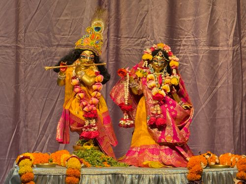 Free Vibrant statues of Hindu deities adorned with flowers, embodying cultural and spiritual significance. Stock Photo