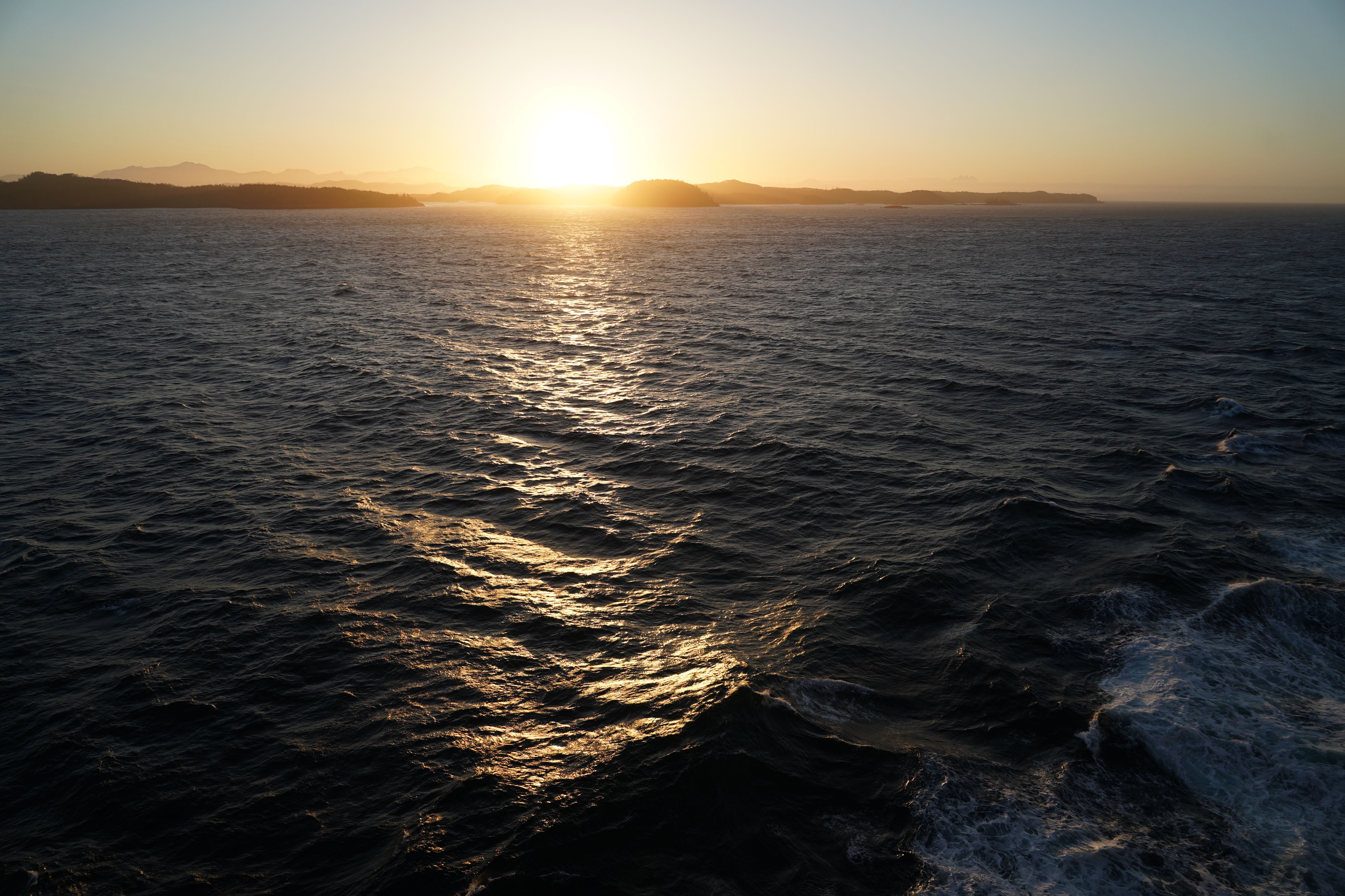 Solnedgang over roligt hav