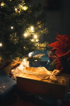 一棵发光的圣诞树下摆放着礼物，节日气氛扑面而来