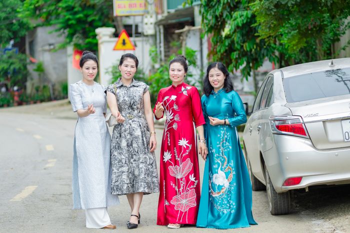 Các cô dâu phụ trong tà áo dài truyền thống trên phố