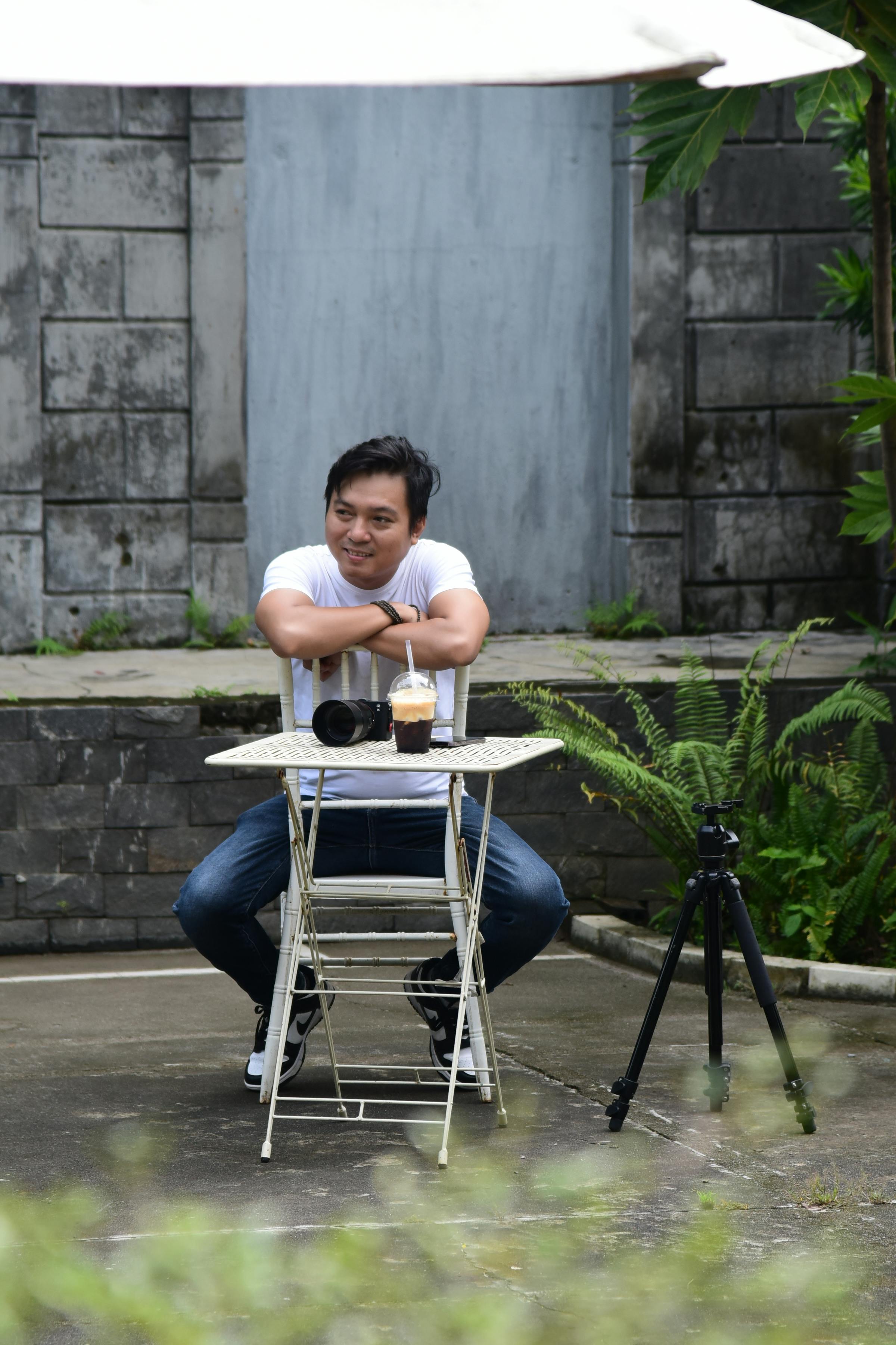 City street scene with motion and people walking, illustrating street photography movement