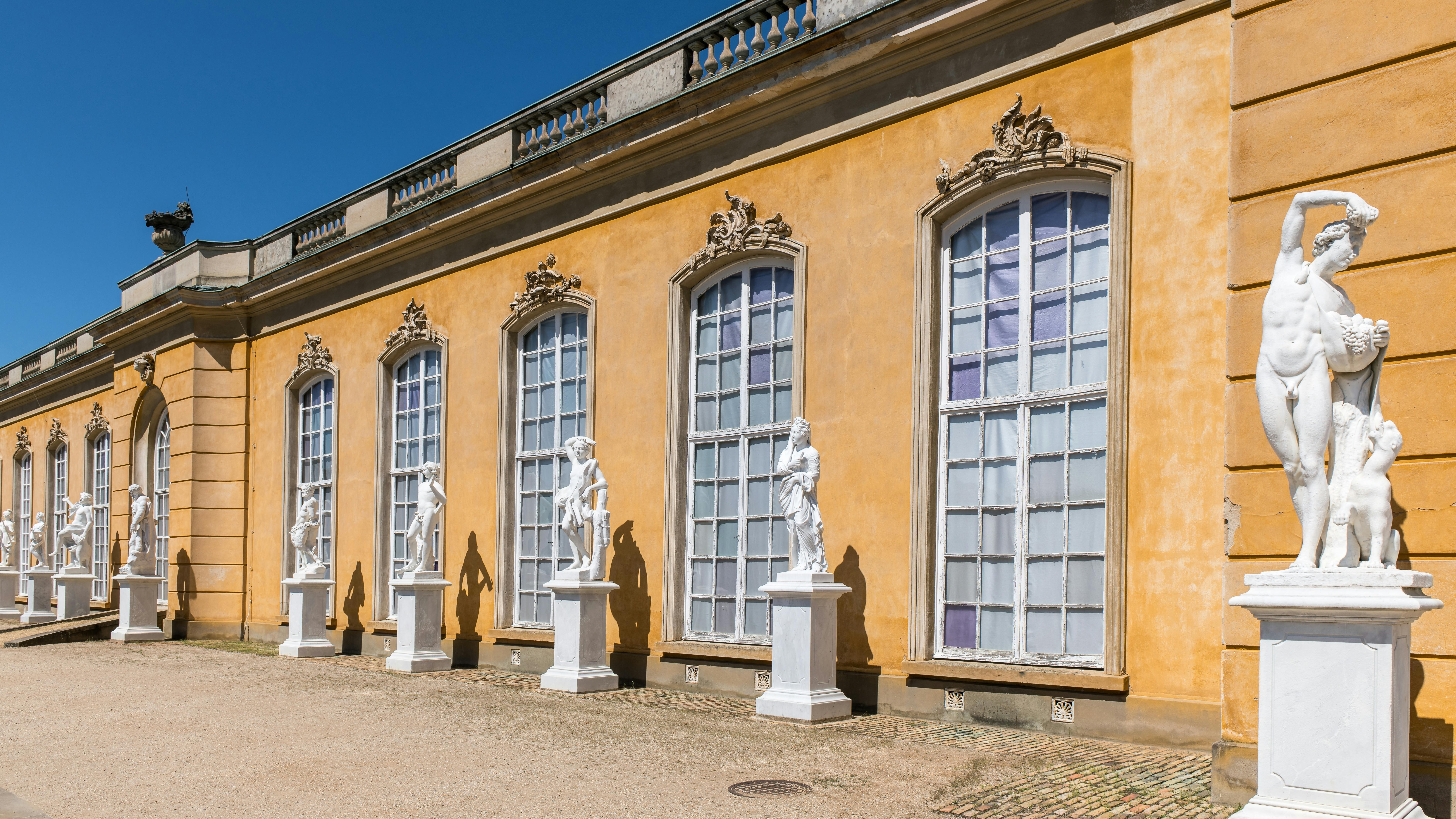 Almanya'da ikamet izni uzatma işlemleri için hazırlanan evraklar, pasaport ve Alman bayrağı simgelerinin bulunduğu resmi bir çalışma masası.