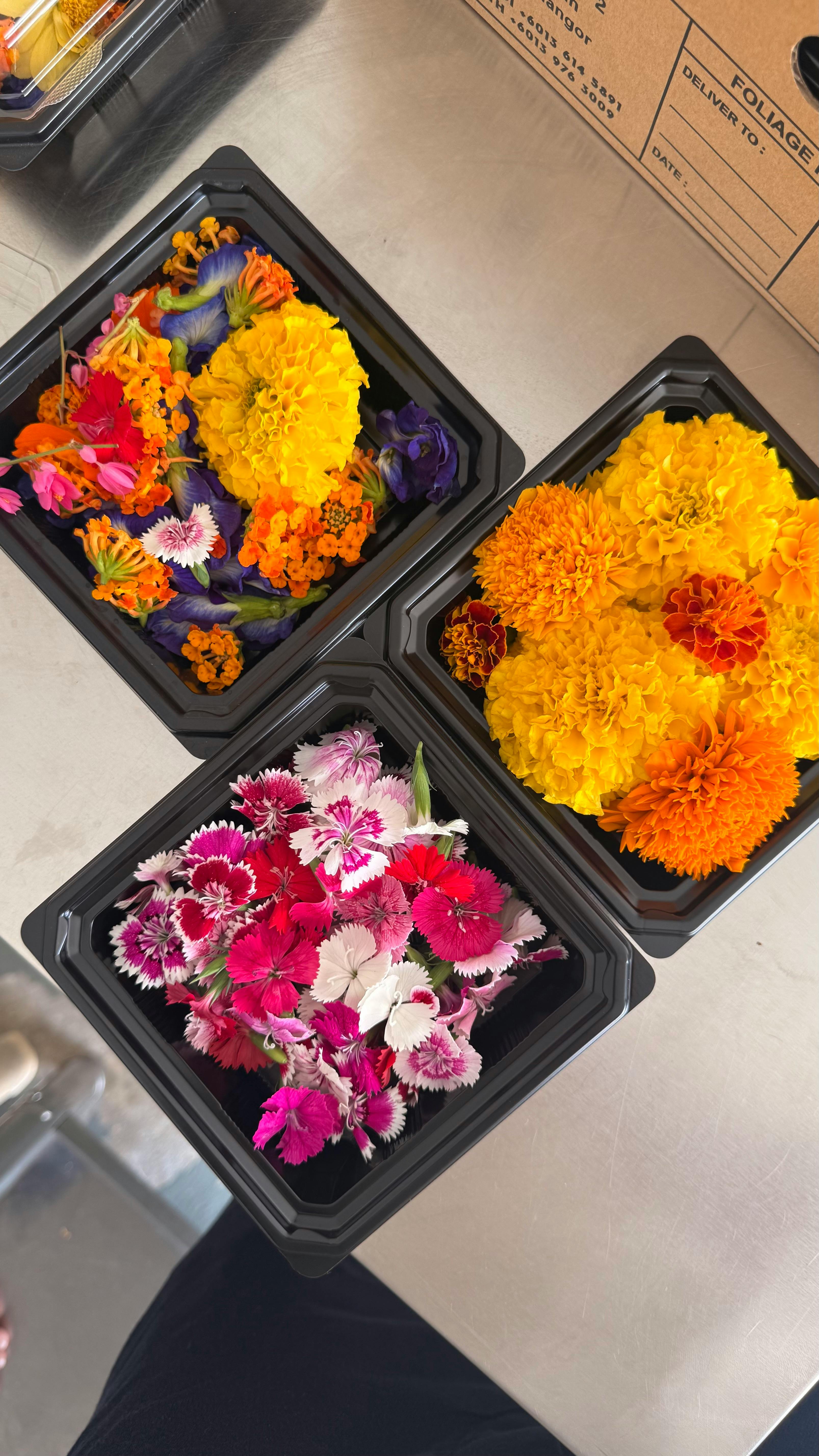 Edible flowers arrangement