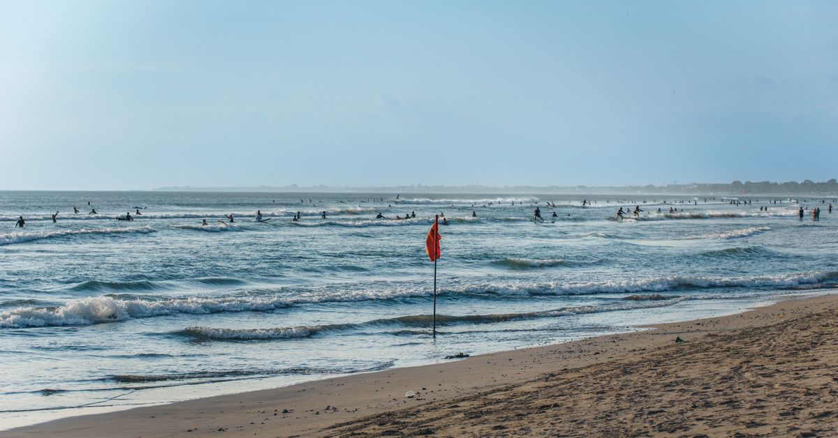 Bali - surferi pe valurile din Kuta