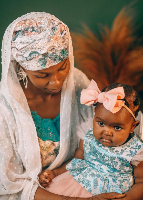 Free A heartwarming portrait of a mother and her baby girl in traditional Nigerian attire. Stock Photo