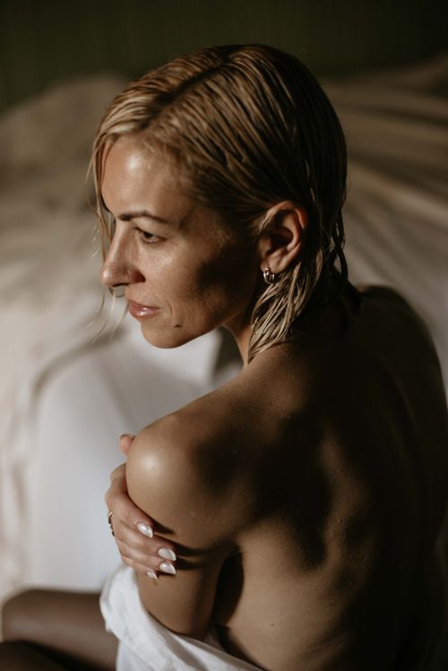 Free Moody portrait of a woman with wet hair embracing simplicity and contemplation. Stock Photo