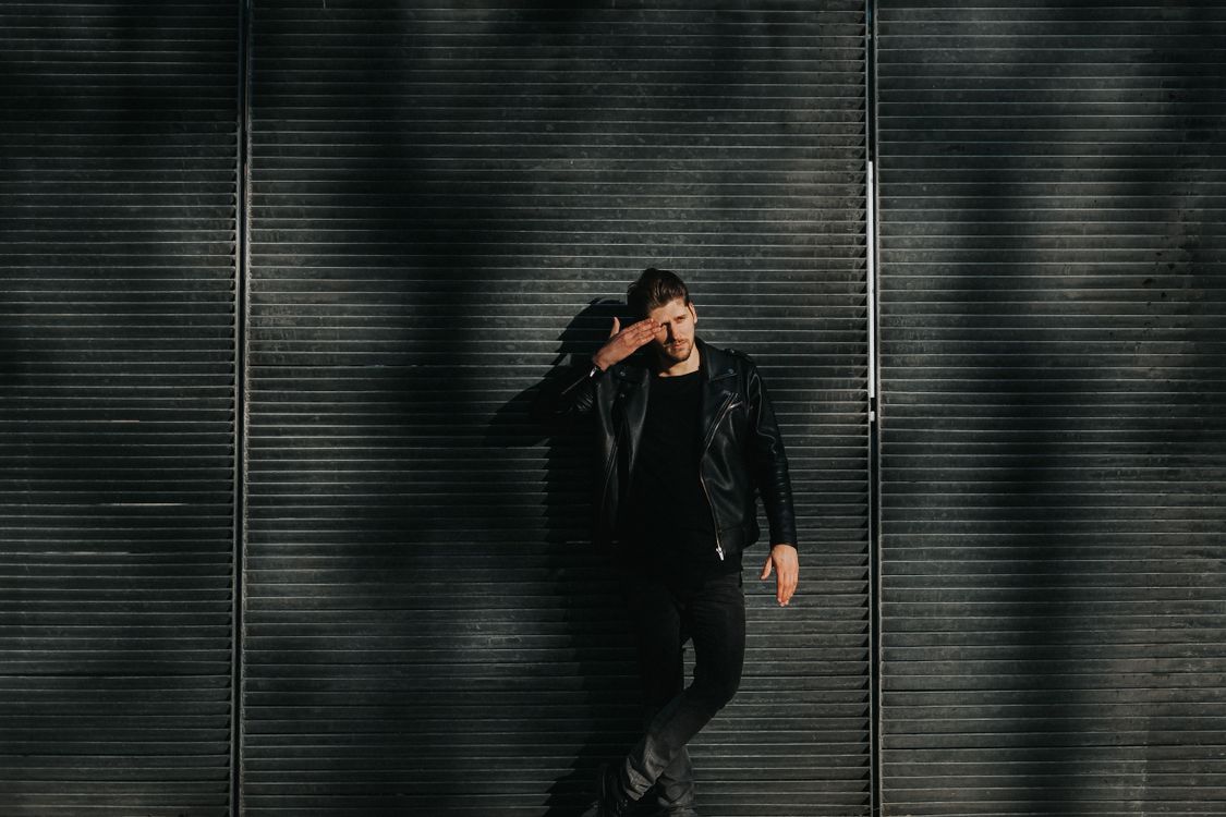 Hombre Vestido Con Chaqueta De Cuero Negro · Foto de stock gratuita