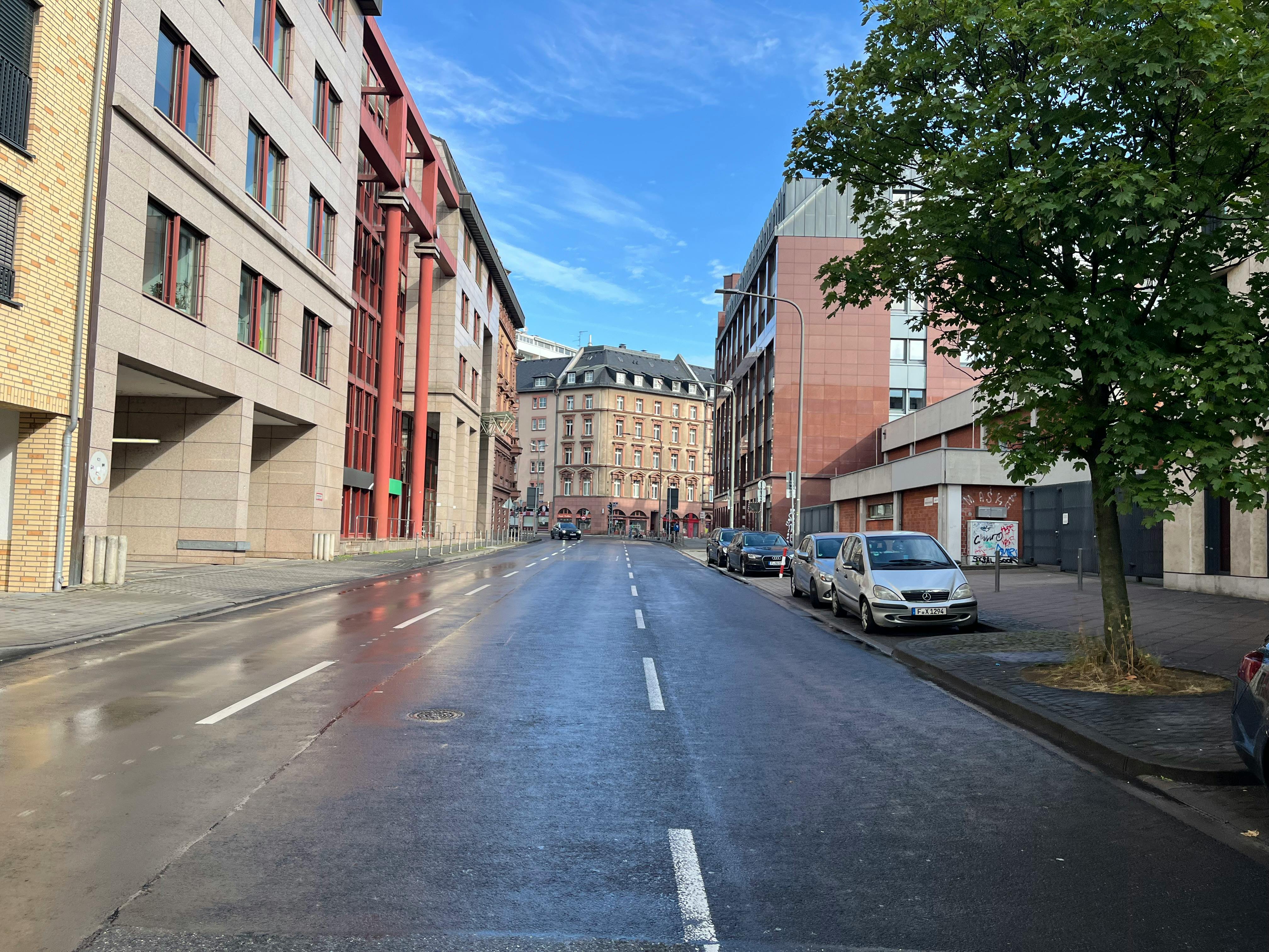 Urbane Strasse in Milbertshofen, Muenchen