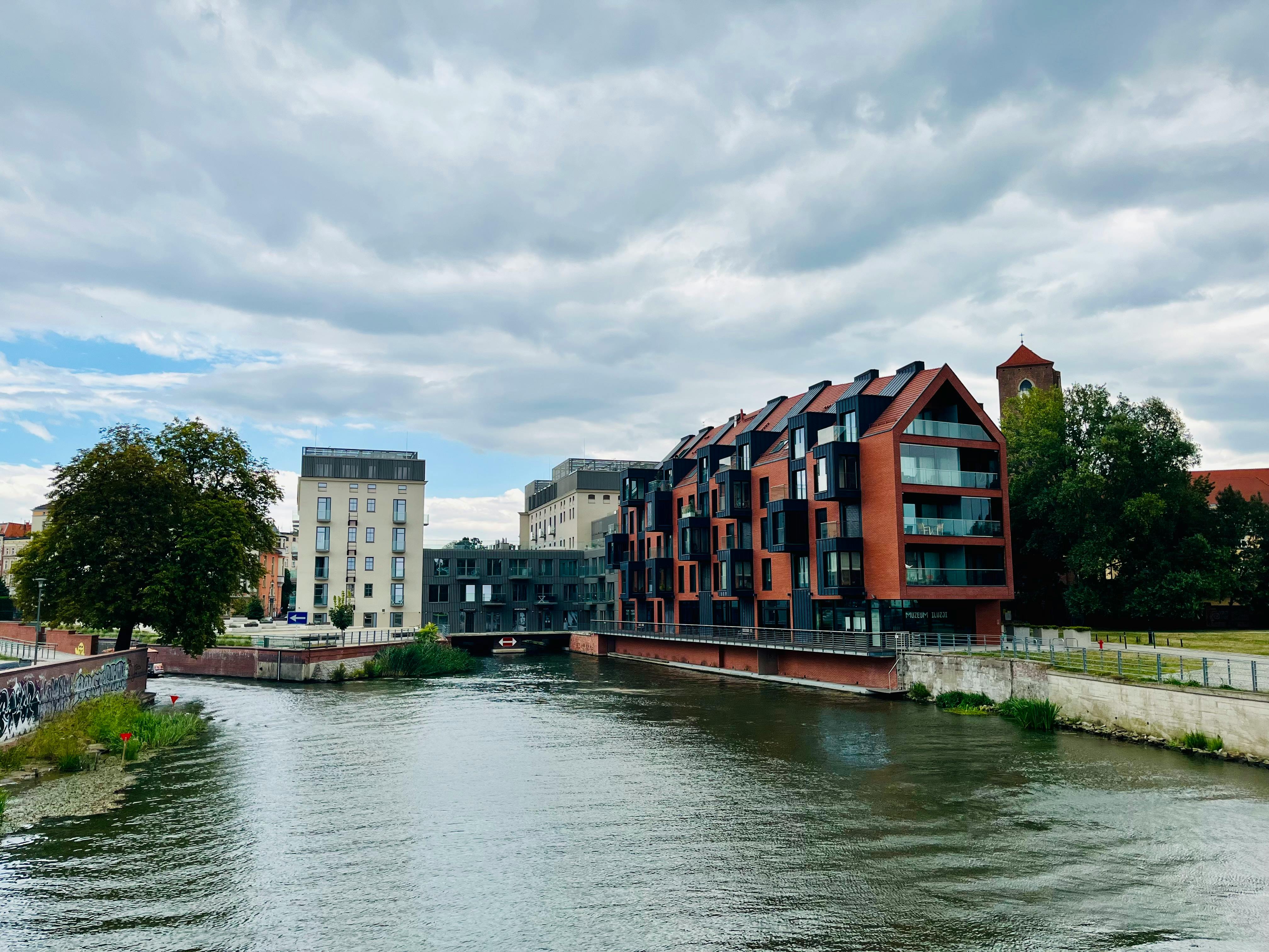 財經：麗清受邀參加2025關稅重構與全球產業投資新機遇論壇