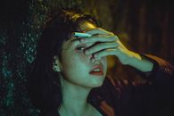 弱光下，一位女性戏剧性的肖像，表达着情感与沉思