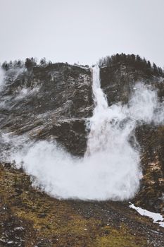 薄雾笼罩的雪崩场景被戏剧性地捕捉于冬季山地之中