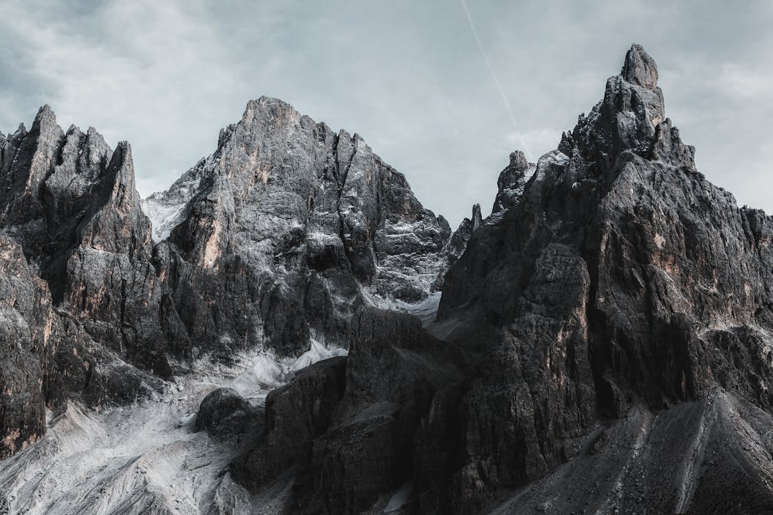 Montagnes Sous Le Ciel Gris